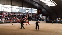 bambini nel bocciodromo