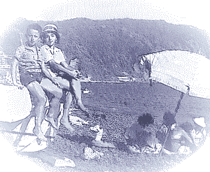 Andrea e Alba Zolezzi sulla spiaggia di Riva Trigoso nel 1960