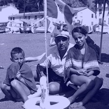 Alba e Andrea Zolezzi col nonno Gigi Biancone, in spiaggia a Riva