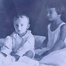 Alba Zolezzi col fratellino Andrea
(foto del nonno Gigi Biancone, 1955)